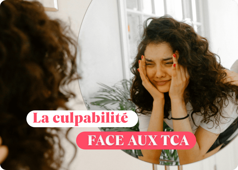 Une femme triste qui se regarde dans le miroir en tenant son visage entre ses mains