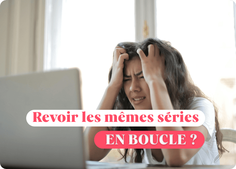 Une femme se tient la tête de façon déboussolée et elle se trouve devant son ordinateur