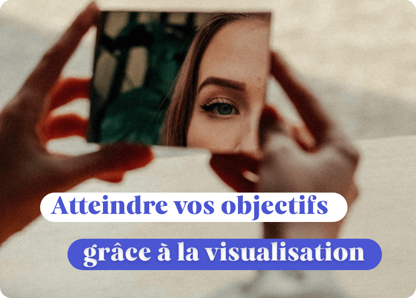 Une femme qui se regarde dans une petit miroir qu'elle tient on y voir seulement un oeil