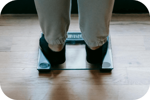Un pèse personne avec quelqu'un qui se pèse