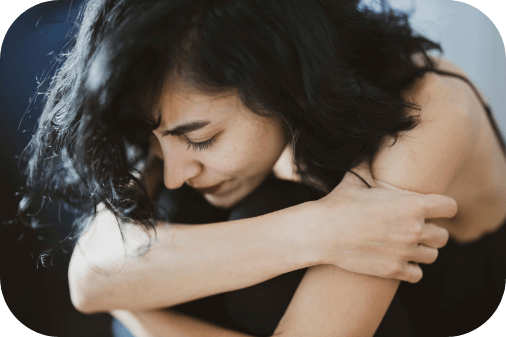 Une personne recroquevillée sur elle même