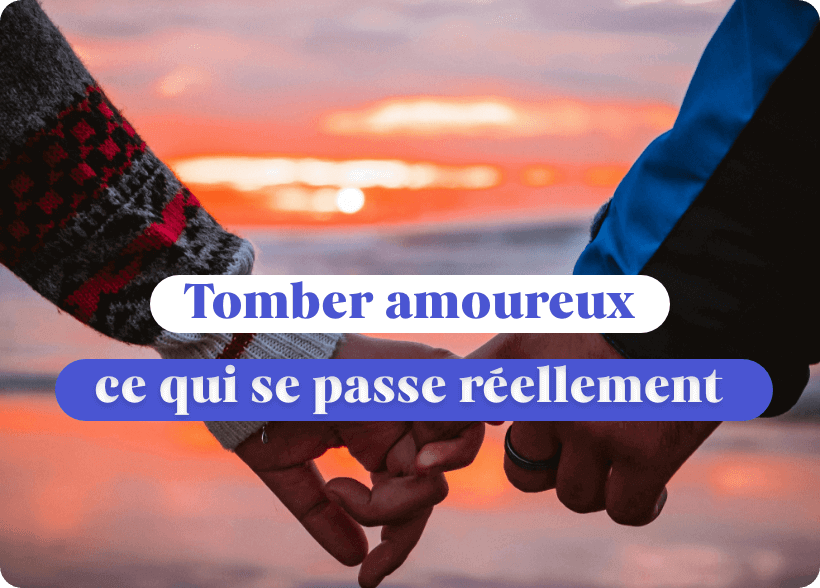 Deux personnes se tenant la main par le doigt devant un couche de soleil