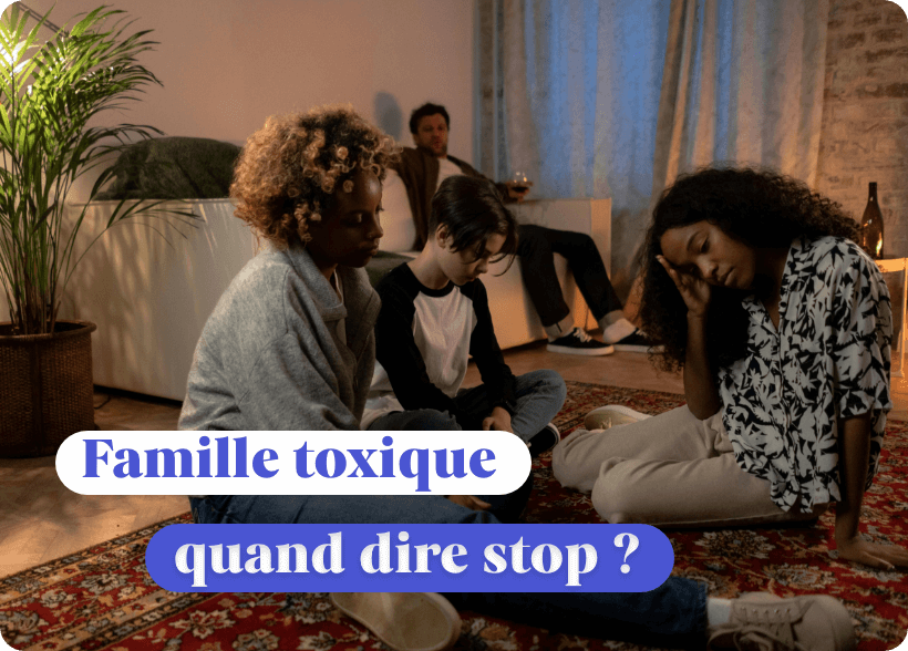 Trois enfants qui sont assis sur le sol et leur père qui les regardent de loin assis sur le canapé