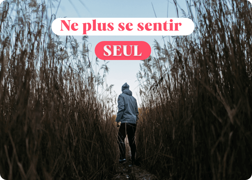 Une personne seule se trouvant au milieu d'un champs