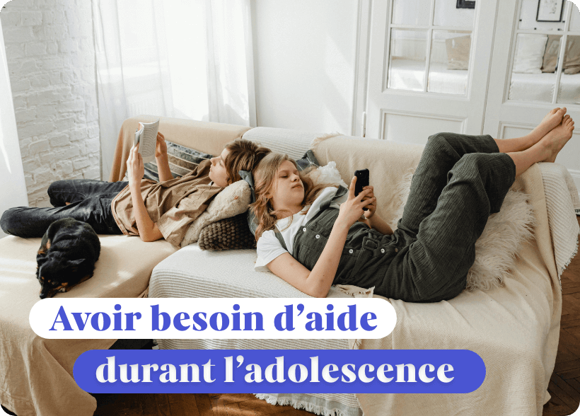 deux adolescence devant leur téléphone sur un canapé