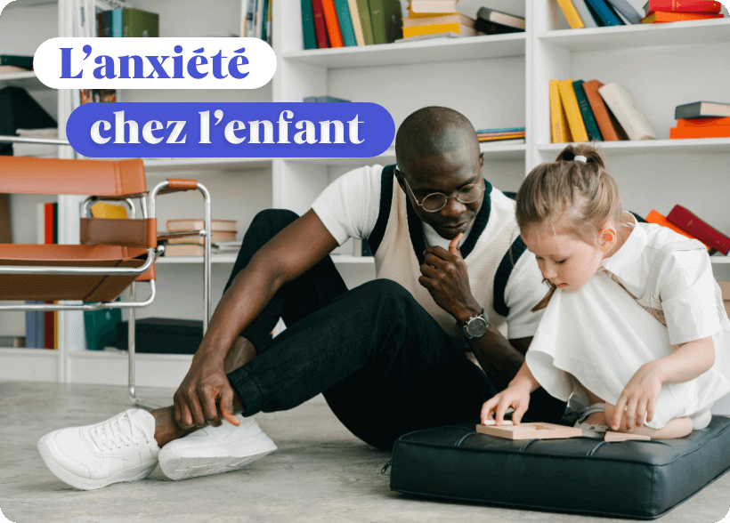 Un psychologue et un enfant en train de réaliser un exercice dans le cadre d'une séance psychologique