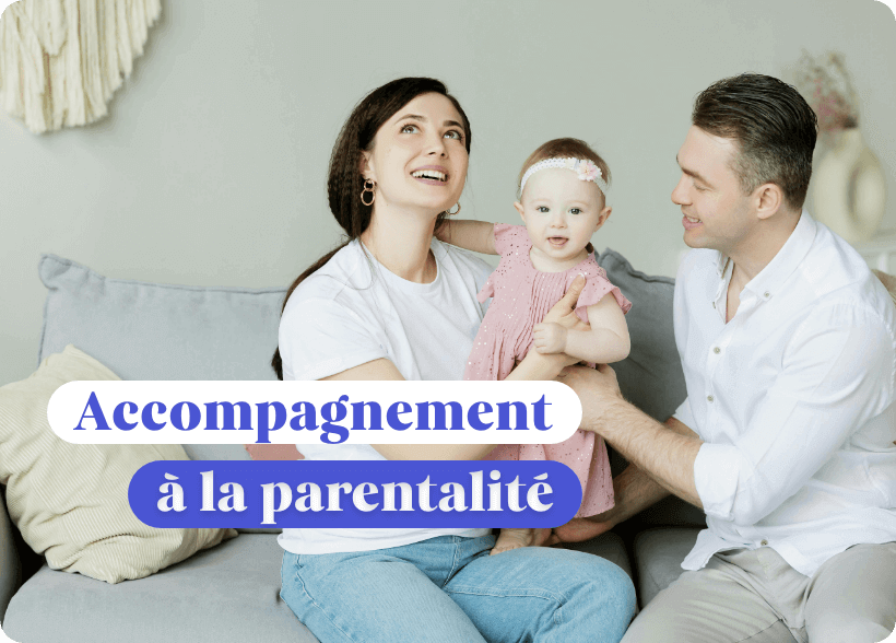 Un couple émerveillé avec un jeune bébé que la maman tient dans ses bras