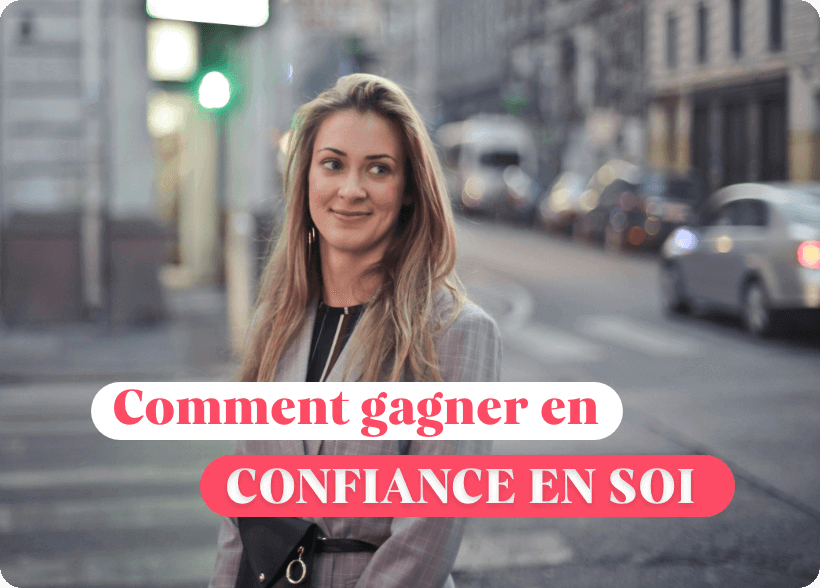 une jeune femme souriante dans un rue elle se tient droit et à confiance en elle