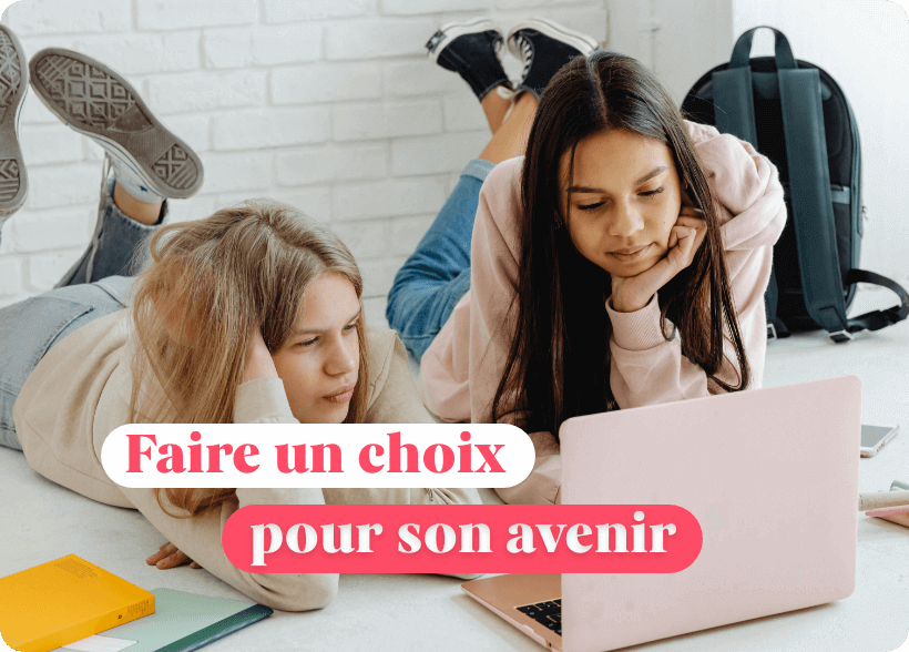 Deux adolescentes allongés sur le ventre face à un ordinateur en train de faire leurs choix pour leur orientation
