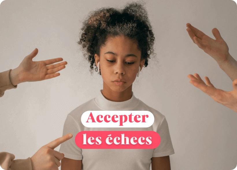 Une jeune fille qui regarde vers le sol avec le visage fermés. Des mains qui l'accable et la pointe du doigts arrivent des deux cotés de cette photo