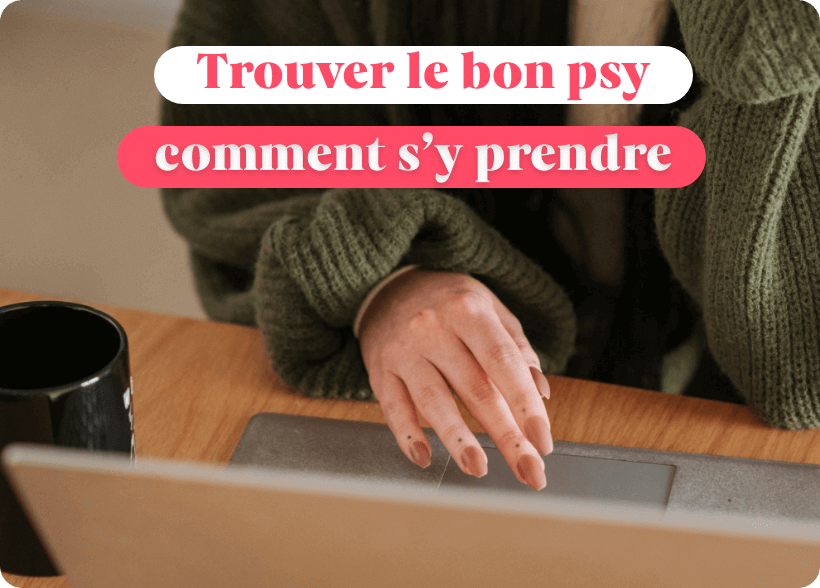 Plan sur une main qui défile l'écran de son ordinateur pour trouver le bon psy