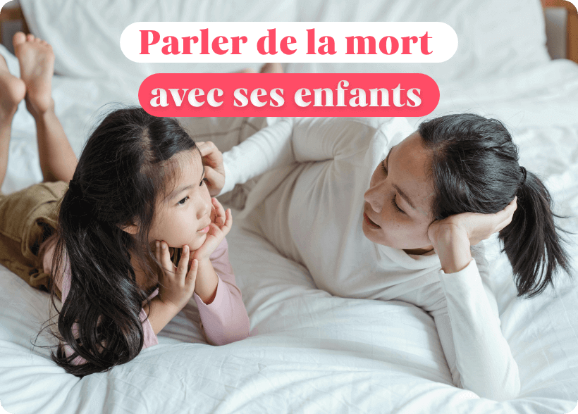 une maman et sa fille allongé sur le lit en train d'avoir une discussion