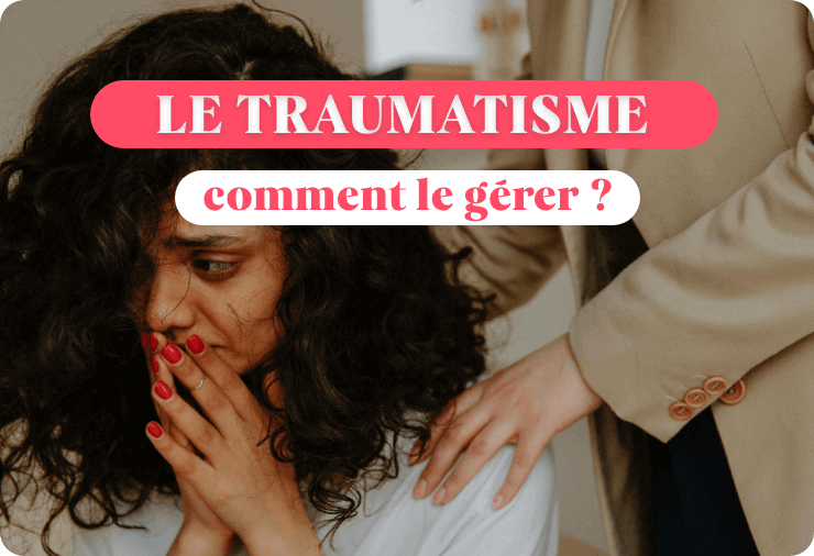 Une femme qui a les mains jointes vers sa bouche