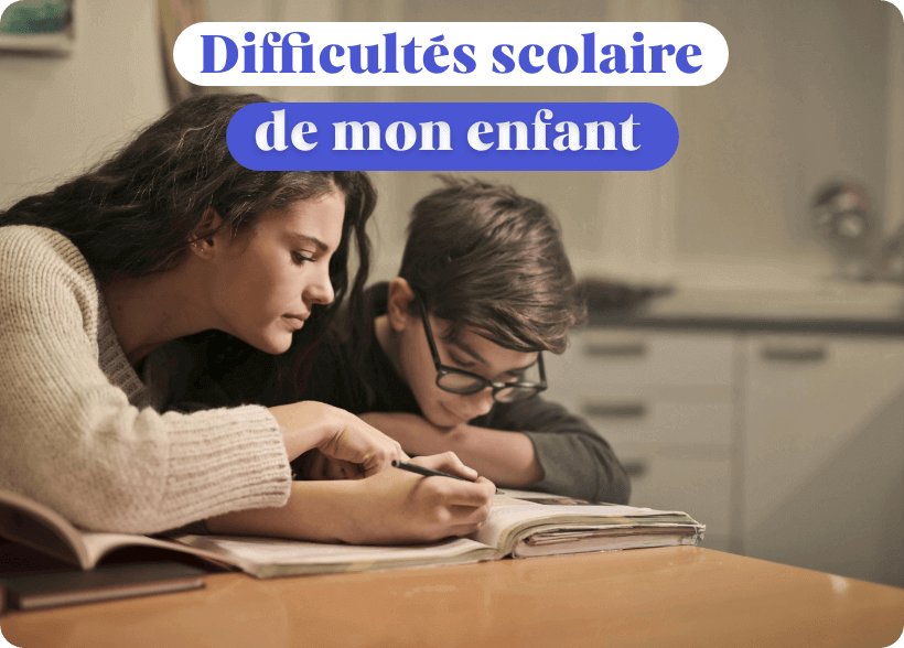 une maman qui aide son fils à faire ses devoirs sur la table de la cuisine