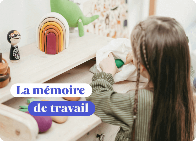 Une petite fille qui joue seule avec ses jouets