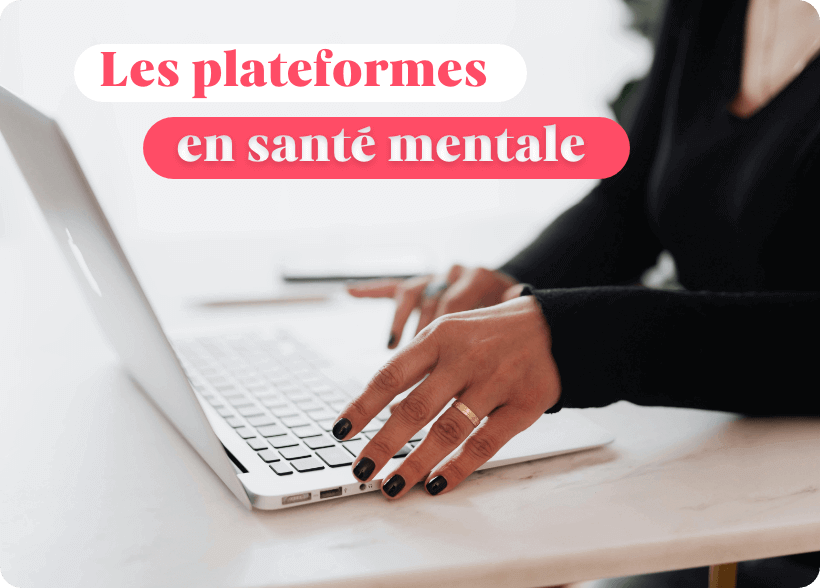 Une personnes qui scroll sur son ordinateur sur une plateforme en ligne