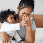 Maman épuisée psychologiquement illustrant le burn-out maternel et la charge mentale avec accompagnement Domy