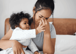 Maman épuisée psychologiquement illustrant le burn-out maternel et la charge mentale avec accompagnement Domy