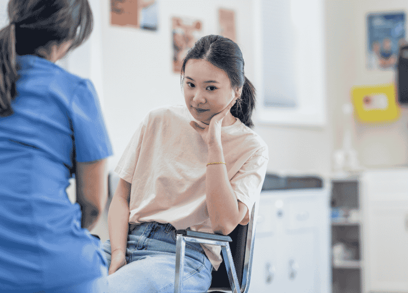 Femme vivant avec un SMOP (anciennement SOPK) confrontée à la charge mentale et aux impacts psychologiques du syndrome