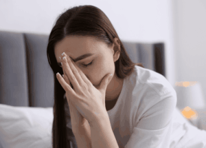 Femme souffrant de fatigue chronique liée au SMOP (anciennement SOPK) et à la charge mentale associée au syndrome