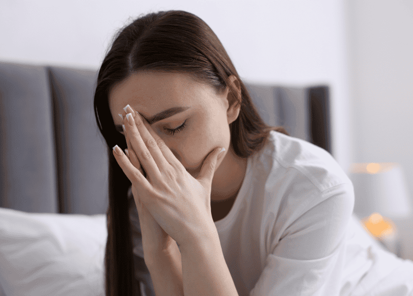 Femme souffrant de fatigue chronique liée au SMOP (anciennement SOPK) et à la charge mentale associée au syndrome