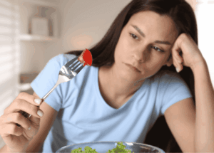 Personne réalisant un test TCA en ligne pour évaluer les signes d'un trouble des conduites alimentaires et mieux comprendre sa relation avec la nourriture.