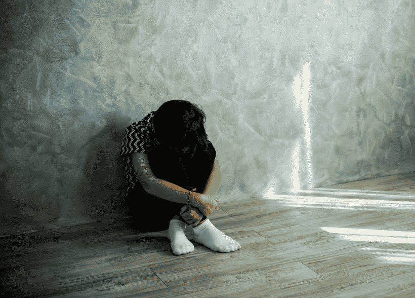 Proche inquiet se demandant si un membre de sa famille ou un ami présente les signes de la boulimie et d'un trouble des conduites alimentaires
