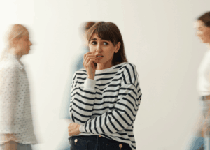 Personne ressentant une peur de participer à une situation sociale liée à l’anxiété sociale