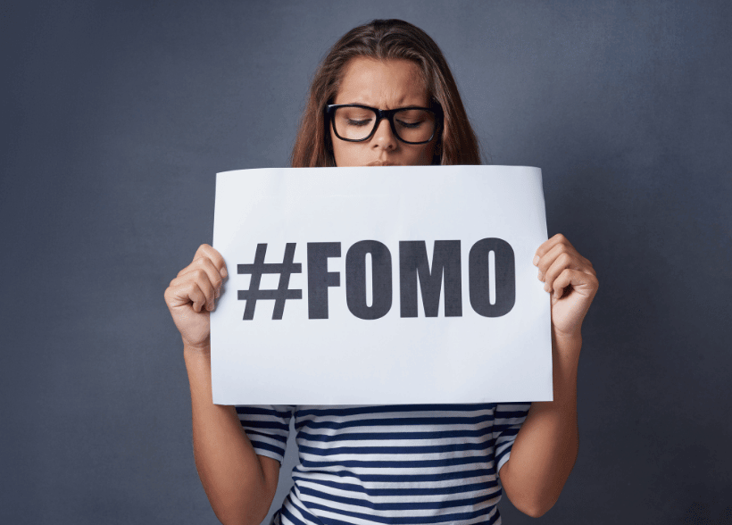 Personne ressentant la FOMO et la peur de manquer quelque chose sur les réseaux sociaux